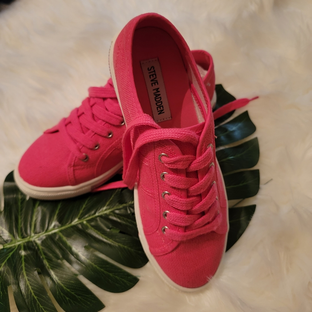 Steve Madden, kids Jemmi sneakers. Size 3. Hot pink